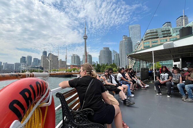 60-Minute Toronto Sightseeing Harbour Tour - CN Tower, Rogers Centre, and Scotiabank Arena From the Water