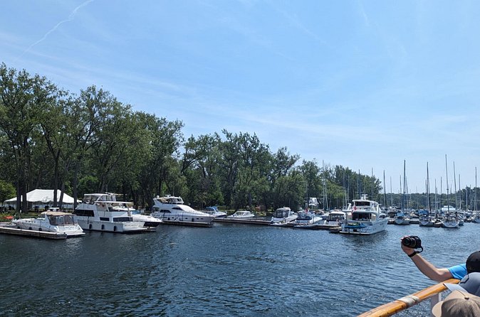 60-Minute Toronto Sightseeing Harbour Tour - Price Value, Cash Bar, and Getting Great Photos