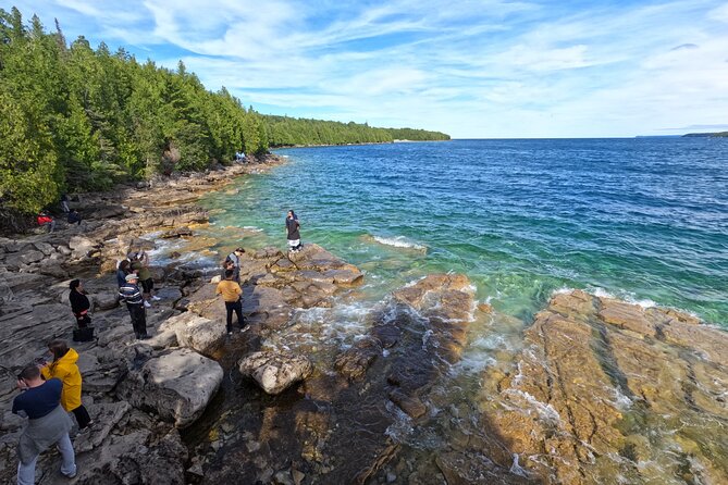 Bus to Grotto - Tobermory Flowerpot Island Cruise Bruce Peninsula - Diana and the rock walk: local context without the full guided-bus model