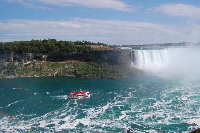 Day-Trip from Toronto to Niagara Falls with skip-the-line boat - Maple syrup tasting at Maple Leaf Place: what’s included and what to look for