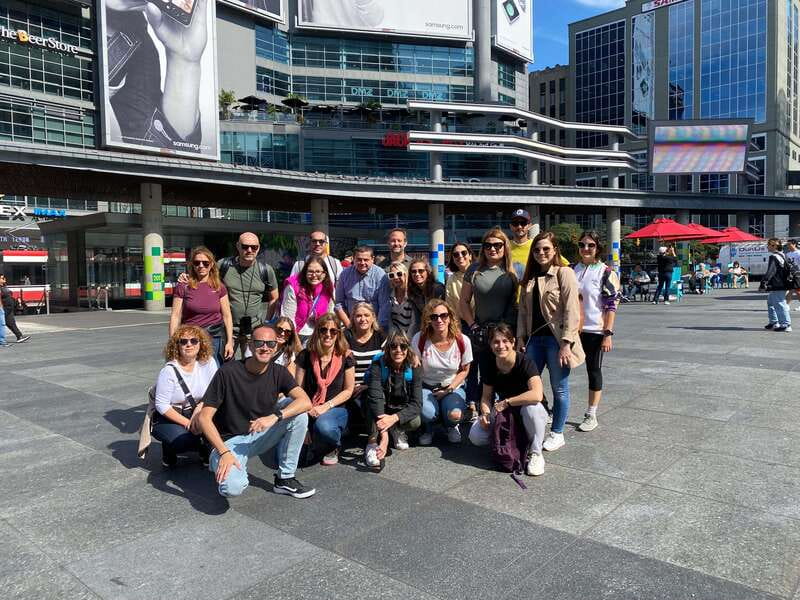Downtown Toronto: Walking tour experience. English/Spanish - Key reasons this tour is worth your time