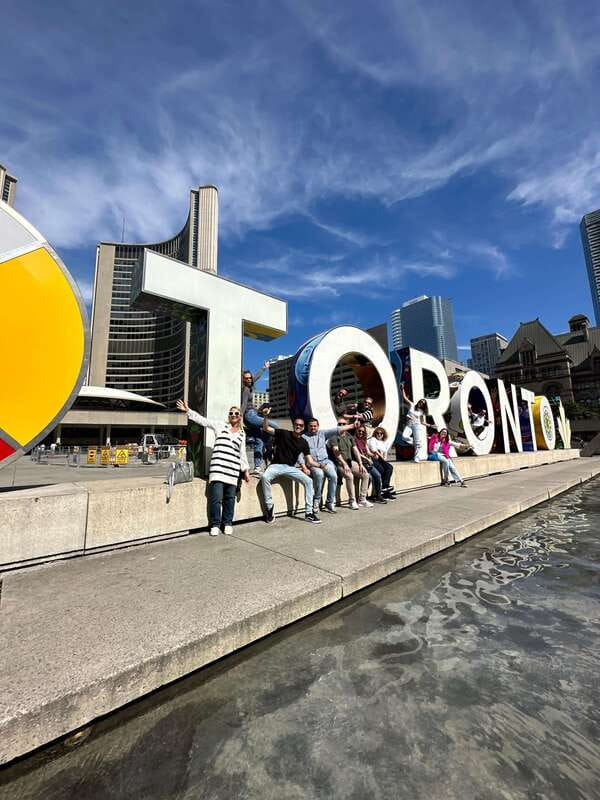 Downtown Toronto: Walking tour experience. English/Spanish - First stop: getting oriented in downtown Toronto