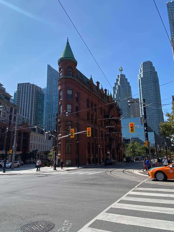 Downtown Toronto: Walking tour experience. English/Spanish - St. Lawrence Market: the food hub that anchors the whole day