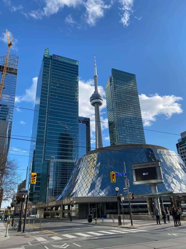 Downtown Toronto: Walking tour experience. English/Spanish - Dundas Square: lights, entertainment, and an urban pulse