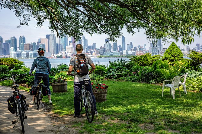 Guided Bicycle Tour - Toronto Waterfront, Island and Distillery - Getting the Toronto Island mindset: 45 minutes of car-free riding