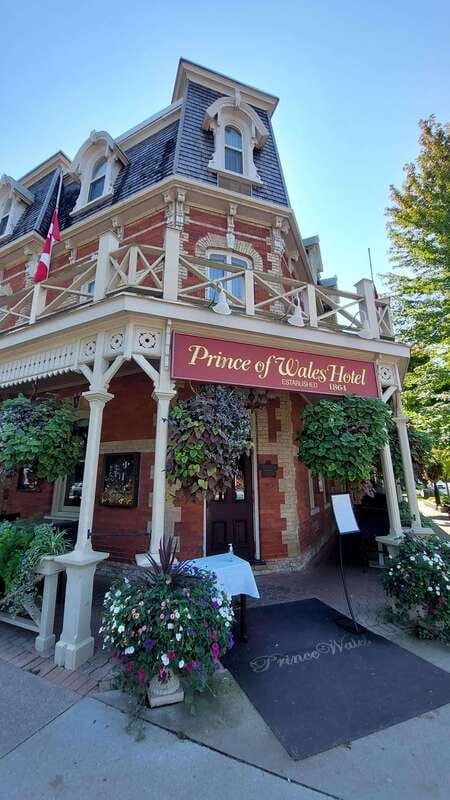 Niagara Falls: Canada with a Portuguese-speaking guide - The Niagara River drive: a scenic ride and a built-in breather