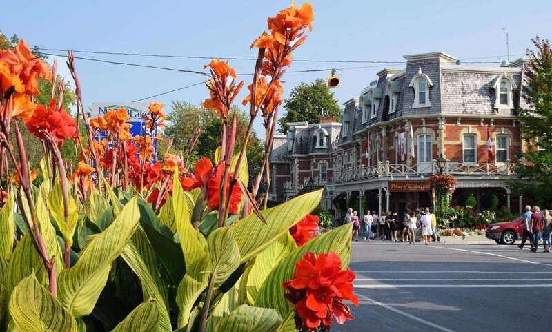 Niagara Falls: Canada with a Portuguese-speaking guide - Niagara-on-the-Lake: historic town energy you can actually enjoy