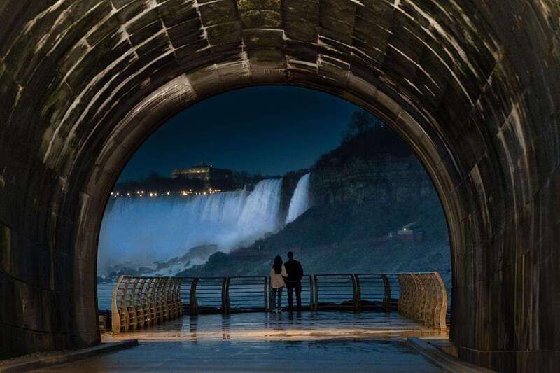 Niagara Falls: Night Tour w/ 3 Course Dinner & Light Show - Guide quality is part of the experience