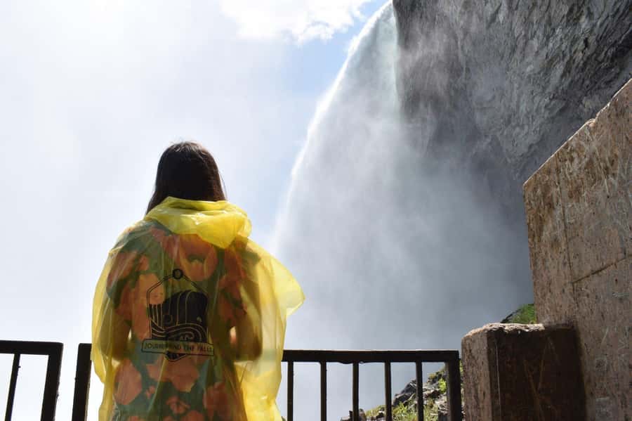 Niagara Falls Tour with Skip the Line Cruise - The Coach Ride: Comfort, WiFi, and an English-speaking plan