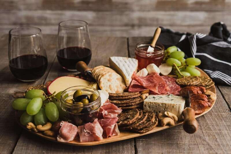 Niagara Falls: Winter Niagara Wine Tour with Transportation - Farmhouse Cafe lunch stop: seated break, but your wallet decides