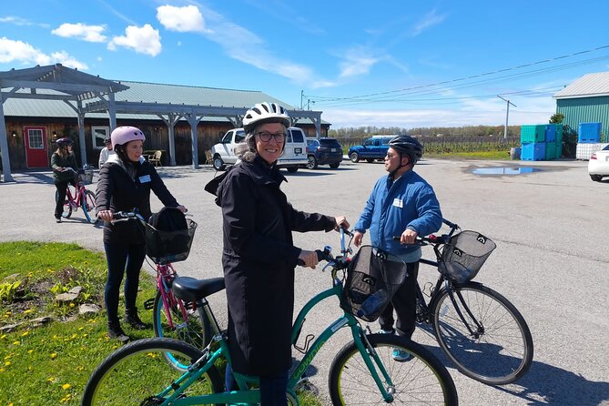 Niagara on the Lake Bicycle Rental - The bikes: Townie and Fuji Crosstown, plus baskets and a lock