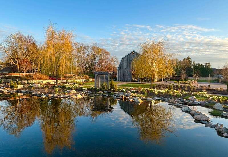 Niagara-on-the-Lake: Guided Walking Tour - The Pillar and Post gardens stop: what you should look for