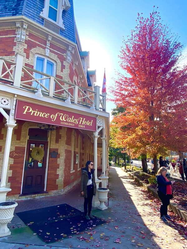 Niagara-on-the-Lake: Guided Walking Tour - Meeting at the Pillar and Post: your visual starting line