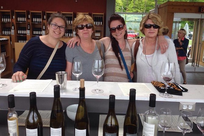 Niagara-on-the-Lake Small Group Wine Tour with Picnic Lunch - Time With Views: Niagara-on-the-Lake vs Niagara Falls