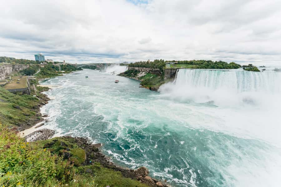 Toronto: Falls Day Tour with Boat Cruise & Niagara-the-Lake - The guided photo-stop circuit: how you get more angles fast