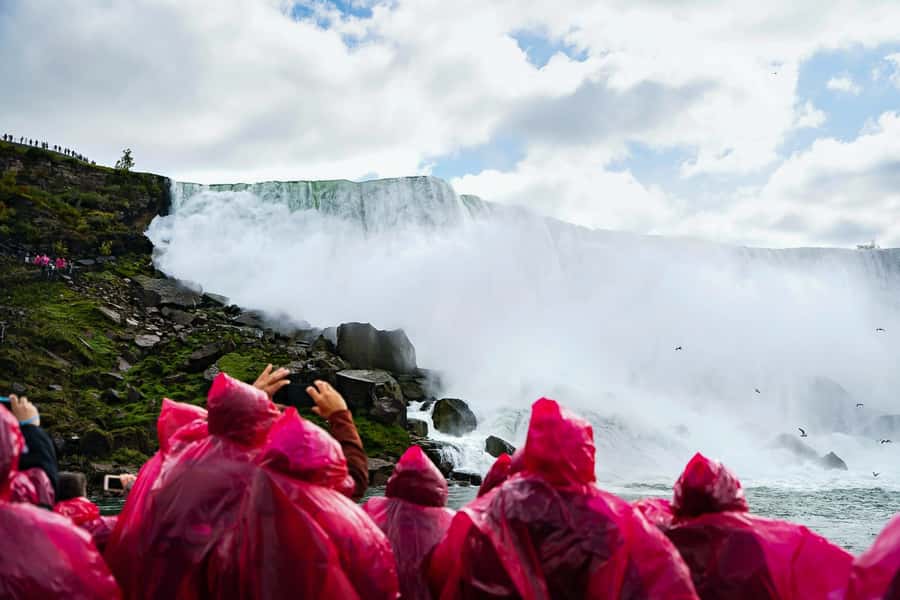 Toronto: Falls Day Tour with Boat Cruise & Niagara-the-Lake - Voyage to the Falls (April–November) vs Skylon Tower (winter months)