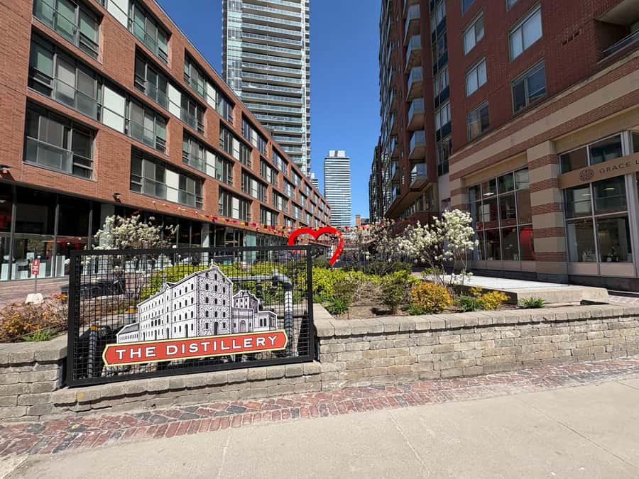 Toronto: Great White North Food Tour - Old Town Toronto feel: learn while you walk, not during a lecture