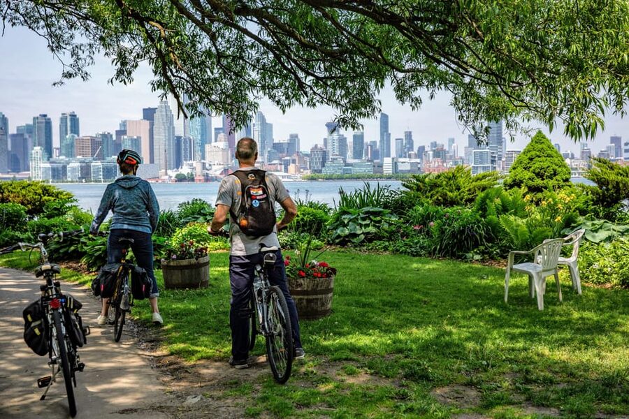 Toronto Islands: Sunrise Breakfast Bicycle Tour - Water taxi to the islands: the quickest way into quiet