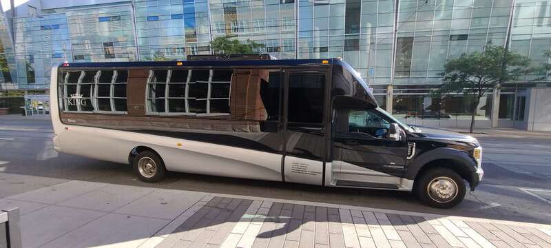 Toronto: Niagara Falls Bus Tour with Maple Tasting and NOTL - Entering the day: meeting at Maple Leaf Square
