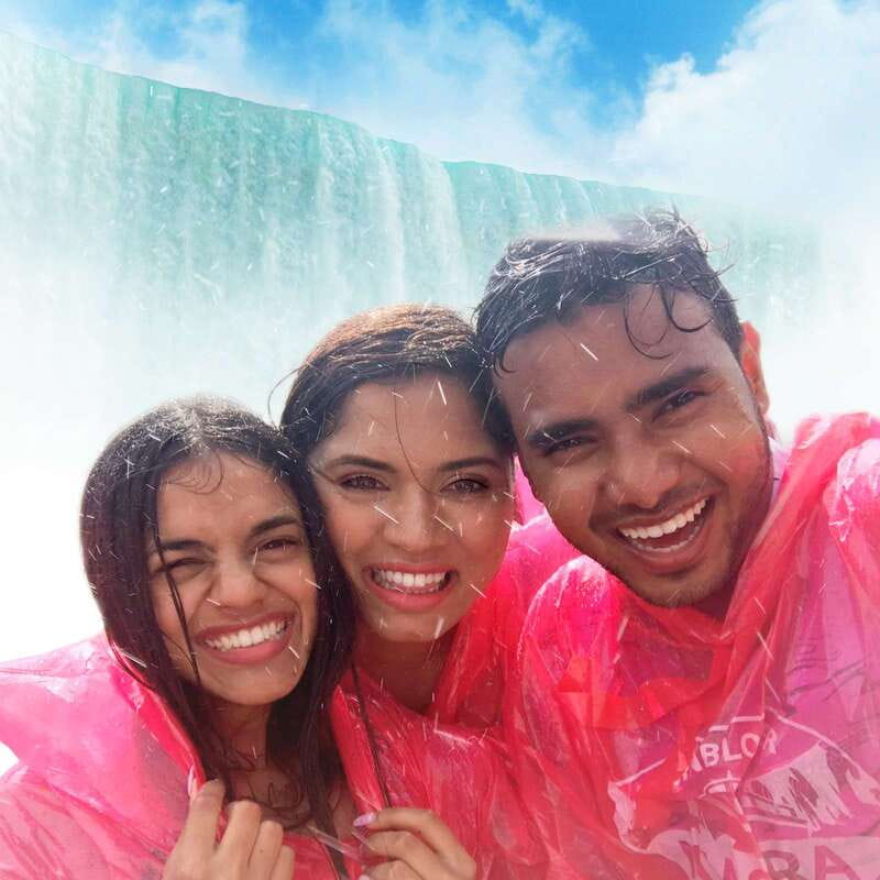 Toronto: Niagara Falls Bus Tour with Maple Tasting and NOTL - Photo stops and a “local flavor” break
