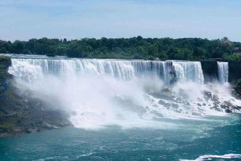 Toronto: Niagara Falls Tour with Boat and Lunch - Maple Leaf Place: short stop, quick regional flavor