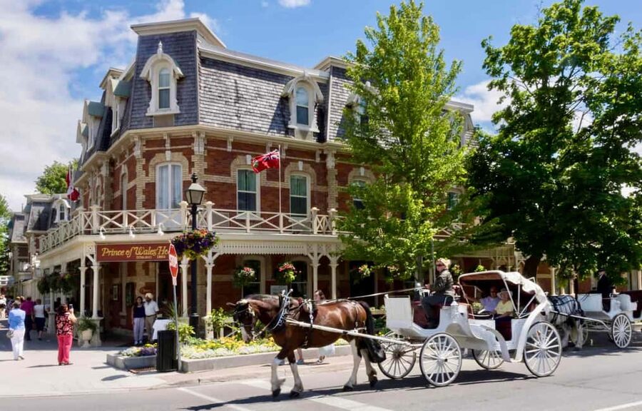 Toronto: Niagara-on-the-Lake, Wine Tasting & Chocolate Tour - Niagara-on-the-Lake: the easy, charming alternative to a full Niagara Falls day