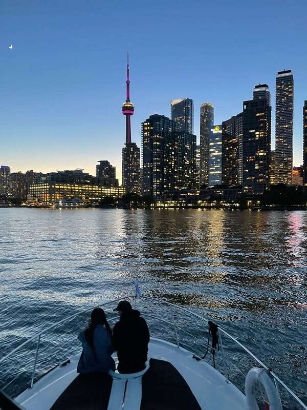 Toronto: Private Luxury Yacht Sightseeing Cruise & Prosecco - The 45-Minute Harbor Loop: CN Tower Views and the Toronto Islands