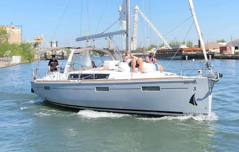 Toronto: Sailing Yacht Cruise of Toronto Harbor and Islands - Captain at the Helm: What Sailing Feels Like